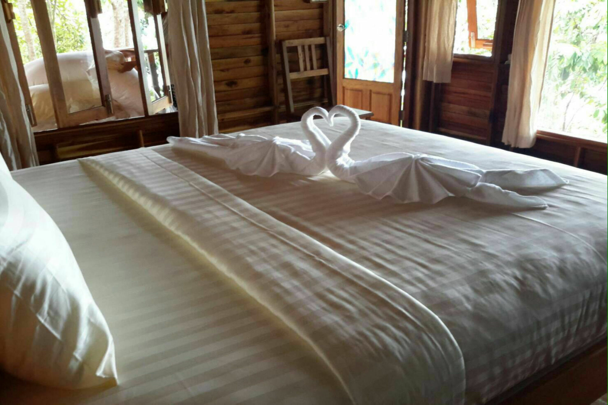 Phi Phi Phu Chalet Resort Phi Phi Don Exterior foto
